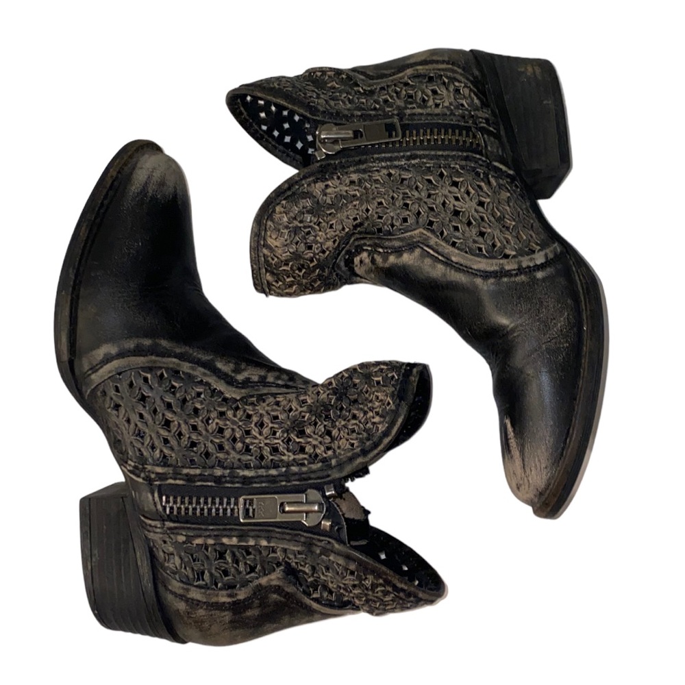 Circle G Corral Laser Cut Booties Size 7.5 Distressed